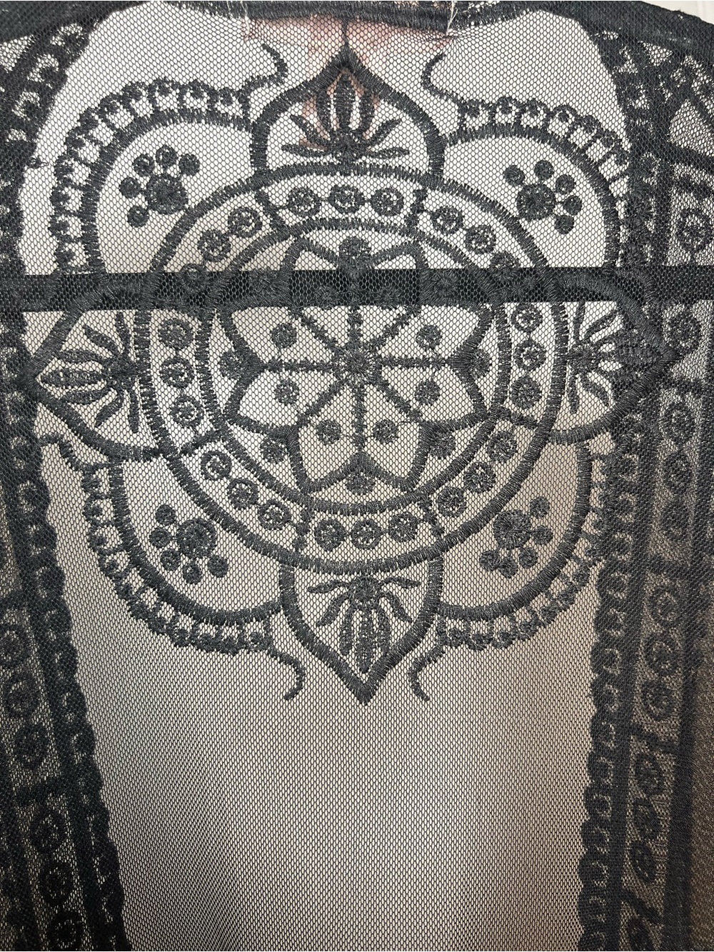 Coco & Shay black sheer lace duster cardigan, size 2XL/3XL. Pre-owned. Features - Picture 6 of 7
